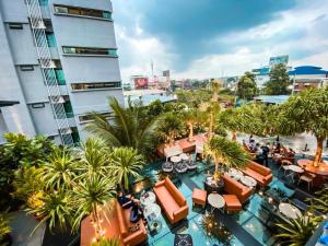 einen Blick über ein Hotel mit Pool und Palmen in der Unterkunft Letana Hotel Samuprakarn in Bang Phli