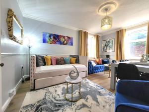 En sittgrupp på 4 Bedrooms Apartment By Sensational Stay Short Lets & Serviced Accommodation