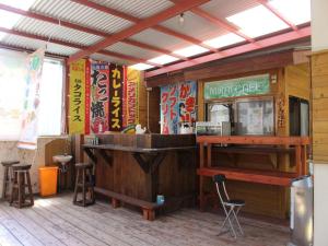 un bar in un ristorante con bancone e sgabelli di Nature Miraikan a Kin