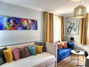 En sittgrupp på 4 Bedrooms Apartment By Sensational Stay Short Lets & Serviced Accommodation