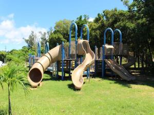 um parque infantil com escorrega num parque em Nature Miraikan em Kin