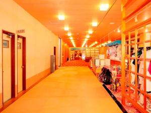 Futami Onsen Hotel Seikai في Hutami: ممر طويل من متجر مع ممر طويل