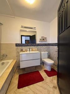 ein Badezimmer mit einem Waschbecken, einem WC und einer Badewanne in der Unterkunft Cozy apartment with roof top in Marrakesch