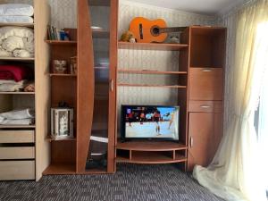 Habitación con TV en un armario en Atpūtas vieta ar pirti en Ventspils