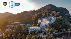 eine Luftansicht eines Resorts vor einem Berg in der Unterkunft Royal Hill Satun Hotel in Ban Pak Ba Ra