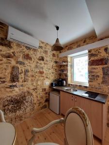 Kuchyň nebo kuchyňský kout v ubytování Roza Stone Studio & Suite