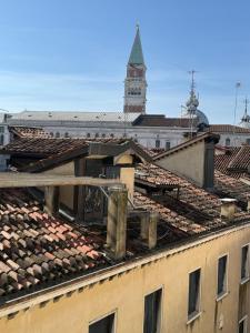 Nespecifikovaný výhled na destinaci Benátky nebo výhled na město při pohledu z penzionu