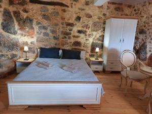 Postel nebo postele na pokoji v ubytování Roza Stone Studio & Suite