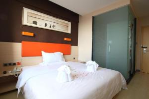 Tempat tidur dalam kamar di 7 Days Premium Beijing Dabaotai Metro Station Luhua Road