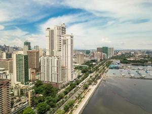 vistas a una ciudad con río y edificios en Hotel Sogo Roxas Blvd., en Manila