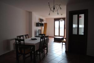 una sala da pranzo con tavolo e sedie di Apartamentos Moravella a Mora de Rubielos