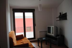 A television and/or entertainment centre at Apartamentos Moravella