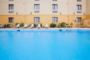 a large swimming pool in front of a hotel at Chicago O'Hare Airport in Chicago