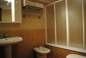 A bathroom at Apartamentos Moravella