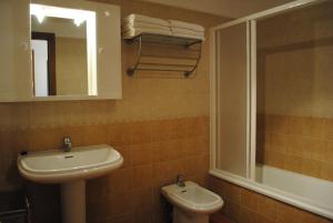 A bathroom at Apartamentos Moravella Még 33 kép