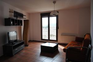 A television and/or entertainment centre at Apartamentos Moravella