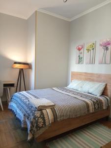 una camera con un letto di M55 Home a Batumi