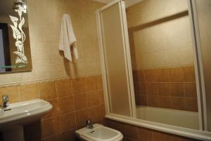 A bathroom at Apartamentos Moravella