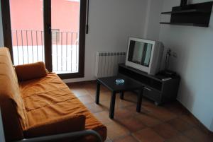 A television and/or entertainment centre at Apartamentos Moravella