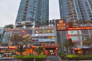 Crystal Love There Hotel في شنجن: مدينة بها مباني طويلة و لافتات في الأمام