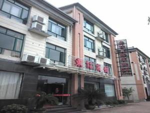 a tall building with a balcony on the side of it at GreenTree Inn Shangrao Qianshan hekou old town Xinjiang longting shell hotel in Shangrao