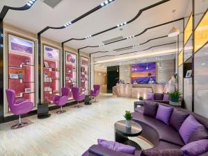Un vestíbulo con un sofá morado y sillas moradas. en Lavande Hotel Jinan Quancheng Road Baotu Spring Branch, en Jinan
