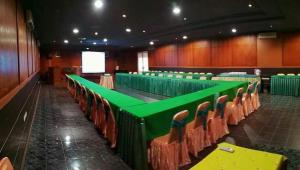 eine Reihe grüner Stühle in einem großen Auditorium in der Unterkunft Hotel Griya Tirta in Pangkalpinang
