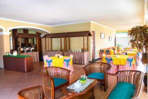 - un restaurant avec des tables et des chaises dans une salle dans l'établissement Hotel Griya Tirta, à Pangkal Pinang