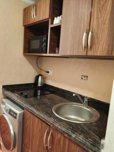 A kitchen or kitchenette at بورتو مارينا الساحل الشمالي