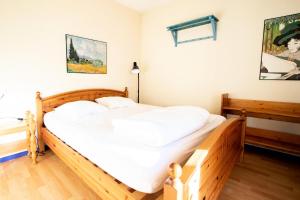 Tempat tidur dalam kamar di Résidence Les Herminieres - 2 Pièces pour 6 Personnes 444