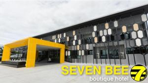 un bâtiment jaune et noir avec une entrée jaune dans l'établissement Seven bee boutique hotel, à Surin