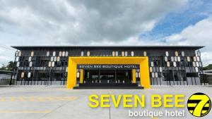 un bâtiment avec un bâtiment jaune et noir dans l'établissement Seven bee boutique hotel, à Surin