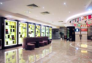 una hall con area di attesa in un edificio di Lavande Hotel Guangzhou Shangxiajiu Pedestrian Street Hualin Temple Metro Station a Canton