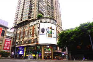 un edificio con un grande cartello sul lato di Lavande Hotel Guangzhou Shangxiajiu Pedestrian Street Hualin Temple Metro Station a Canton