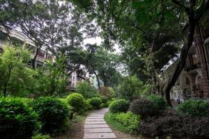 un sentiero attraverso un parco con alberi e cespugli di Lavande Hotel Guangzhou Shangxiajiu Pedestrian Street Hualin Temple Metro Station a Canton