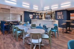 ein Restaurant mit Tischen und Stühlen und eine Bar in der Unterkunft Travelodge London Central Southwark in London