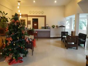 a christmas tree in the middle of a lobby at Ima hotel in Klapalima