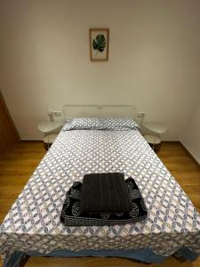 a bedroom with a bed with a black and white mattress at Gotico Rooms in Barcelona