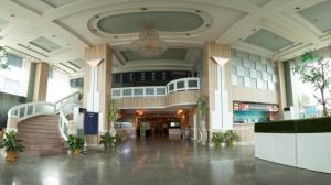 um grande átrio com escadas e um lustre num edifício em Aurora Bay Hotel em Bangna