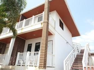 Biały dom ze schodami prowadzącymi do niego w obiekcie Sea beach Koh Larn 2 Hotel w mieście Ko Larn