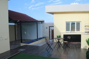 a patio with chairs and a fireplace in a house at D in Al Ḩamrāʼ