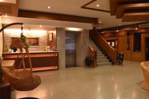 een lobby met een hal met een trap en een lobby bij King Hotel in Loei