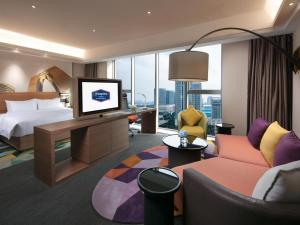 Yuangengshang的住宿－Hampton by Hilton Suzhou XiangCheng，酒店客房,配有床和电视
