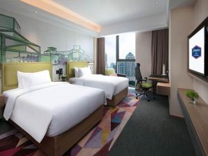 Yuangengshang的住宿－Hampton by Hilton Suzhou XiangCheng，酒店客房配有两张床和一张书桌