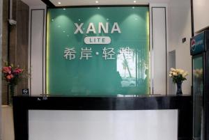 ein Lagerfenster mit einem grünen und weißen Schild in der Unterkunft Xana Lite Zhanjiang Guanhai Corridor in Zhanjiang