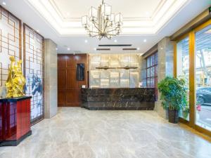 um lobby de um hotel com um lustre em JIAN AI XI YUE HOTEL em Yiwu