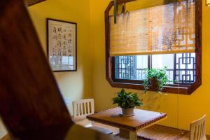 d'une salle à manger avec une table et une fenêtre. dans l'établissement The Courtyard Suzhou Inn Hemu Branch, à Suzhou