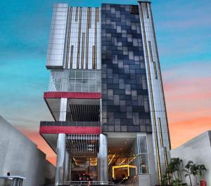 een weergave van een gebouw met een zonsondergang op de achtergrond bij Grand Metro Hotel Tasikmalaya in Tasikmalaya