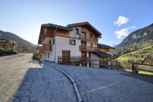 una casa al lado de una carretera en Les Chalets Des Evettes - 2 Pièces pour 4 Personnes 724 en Notre-Dame-de-Bellecombe