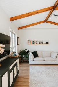 Yahl Paddock的住宿－Kookaburra Cottage - 10 minutes from Mount Gambier CBD，客厅配有白色的沙发和桌子